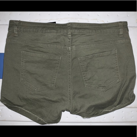 H&M army green shorts - Picture 2 of 3